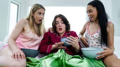 Ophelia Kaan and Bianca Bangs's ffm xxx by Mom Drips